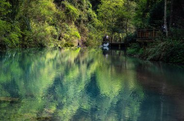 Sahne Yeşil Tepeler ve Kristal Temiz Zümrüt Gölü Panoramik Manzarası