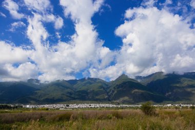 Görkemli Cangshan Dağları ve Mavi Gök Panorama Altında Erhai Gölü