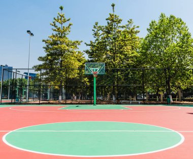 Açık hava basketbol sahası Gökyüzü Altında Canlı Spor Atmosferiyle