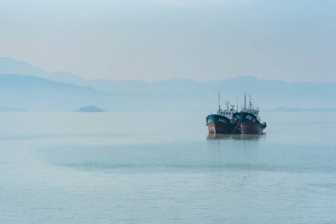 Balıkçı tekneleri Şafakta Kırsal Balıkçılık Köyünden Kalkıyor
