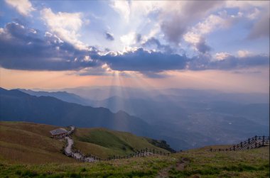 Wugong Dağı 'nın Altın Zirvesinde Nefes Kesen Günbatımı Manzarası