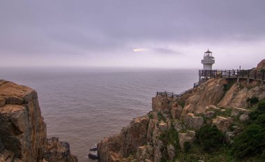 Shengsi Takımadaları 'nda Kıyı Feneri Rocky Outcrop' ta duruyor.