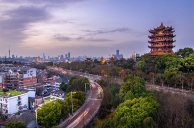 Gün batımında Wuhan Rıhtımı 'nda İkonik Sarı Turna Kulesi