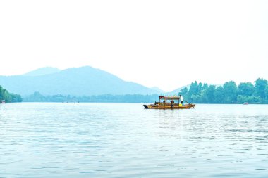 Geleneksel Manzara Resim Tarzı Fotoğraflarıyla Batı Gölü Jiangnan Sahne Teknesi Turu
