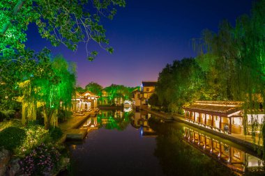 Gün batımından sonra Jinan şehrinde Daming Gölü 'nün huzurlu bir manzarası aydınlandı.
