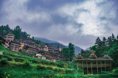 Guizhou Doğal Müzesi 'ndeki Tangan Terasları ve Dong Köyü' nün Hava Fotoğrafları