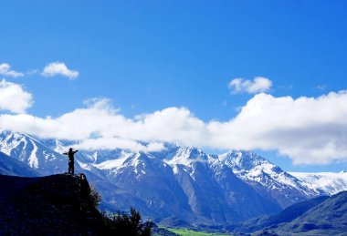 Tibet 'te Lhasa yakınlarındaki Karlı Himalaya Tepelerini kucaklayan Gezgin