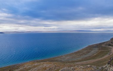 Tibet Platosu Sahnesi ile Namtso Gölü 'nün Uzak Panoraması