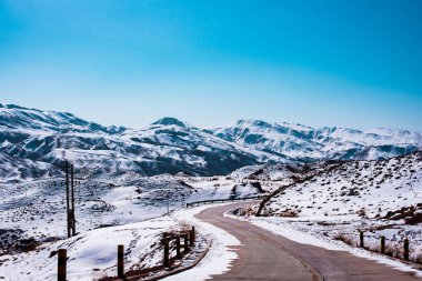 Qilian Dağları, Zhangye Ovası ve Büyük Kanyon Panoraması üzerindeki Karlı Tepeler.