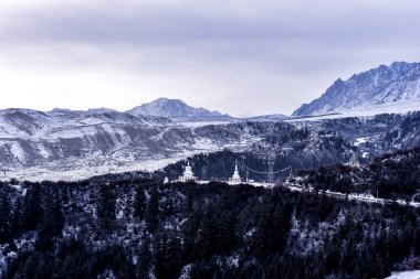 Serene Ma Ti Tapınağı Budist Kültür Alanı Karlı Dağ Arkaplanı manzaralı