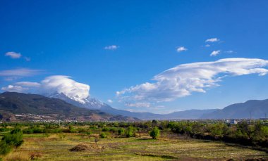 Yunnan 'daki Lijiang Antik Kasabası' nın yukarısındaki Yulong Dağları Panoramik Manzarası