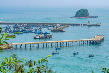 Weizhou Adası Rıhtımı Açık Gök Altında Canlı Mavi Deniz 'e Uzanıyor