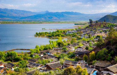 Kırsal Sulak Köy Çatı Evleri ve Yansıtıcı Göletler Lijiang yakınlarında