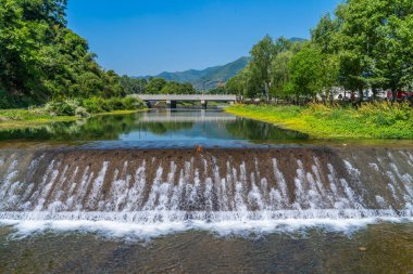 Kırsal Kanal Su Yolu Akıyor Verdant Kırsal Arazi Oluşturuyor