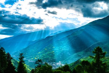 Siguniang Dağları üzerinde güneş ışığı yayılıyor Sichuan fotoğrafçılığında.
