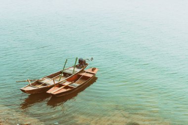 Balıkçı tekneleri Scenic River Waterways boyunca sürüklenir Huzurlu manzara fotoğrafçılığında
