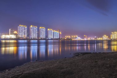 Gece Sahil Kenti Aydınlanmış Mimarlık ve Nehir Yansımaları