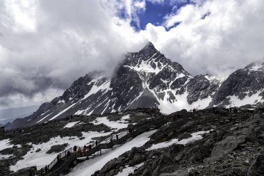 Gökyüzünün altındaki Yeşim Ejder Dağı ve Kabarık Beyaz Bulutlar Fotoğrafçılık