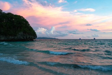 Boracay Plajı 'nda Pembe Günbatımı ve Yelkenli Silueti Ateşli Bulutlar Manzarası