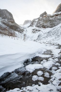 Changbai Dağının Dikey Çerçeveli Epik Buz ve Kar Manzarası