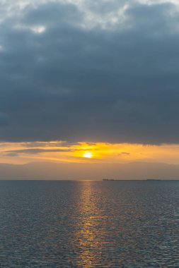 Altın Işık Yansımaları ile Deniz Üzerinde Şok Edici Gün Doğumu