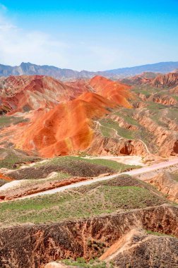 Yeşil Bitki örtüsüyle kaplı Loess Platosu Kırmızı Toprak Geniş Arazi