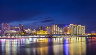 Parlak Şehir Işıkları Gece Ufku Fotoğraflarını Aydınlatıyor