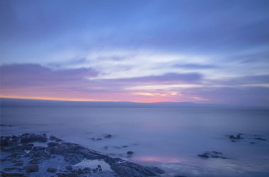 Tazmanya Dostluk Plajında Gün Doğumu Yumuşak Pembe ve Altın Sabah Işığıyla