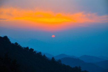 Mavi Saat Gökyüzü ve Uzak Dağlar Çerçeveleme Günbatımı Günbatımı Panoraması