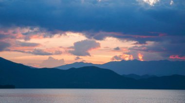 Japon stili Lakeside Köyü Alacakaranlık Altında Yeşil Tepeler