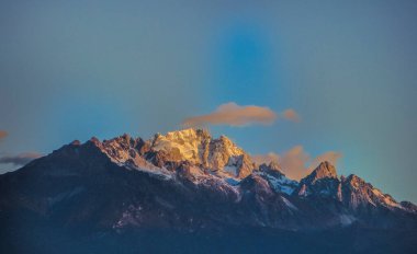 Lijiang 'daki Yulong Dağının Sabah Işığı ve Gündoğumu Renkleri