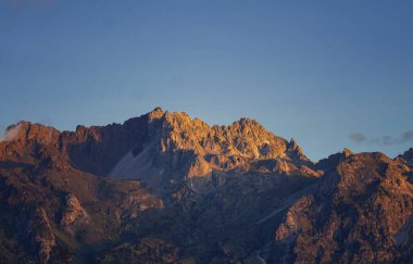 Altın Gün Işığı Lijiang 'daki Yulong Dağları' nı aydınlatıyor.