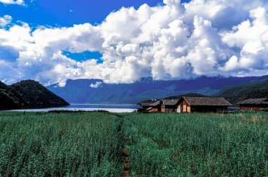 Lugu Gölü Lijiang Yunnan Mosuo Etnik Mimari Lakeside Sahnesi