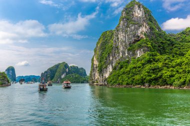 Vietnam 'da kireçtaşı Karstlarla nefes kesici Halong Körfezi Deniz Burnu