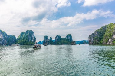 Vietnam Halong Körfezi Deniz Sahnesi Guilin Çin 'i anımsatıyor.