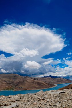 Açık Gökyüzü Altındaki Tibet Platosu 'nda Nefes Kesen Yamdrok Gölü Sahnesi
