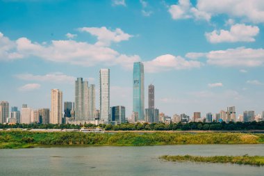 Changsha Xiangjiang Nehri Merkez İş Yeri Fotoğrafı: Mavi Gök ve Beyaz Bulutlar
