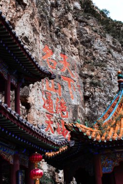 Shanxi Fotoğrafındaki Hengshan Dağı 'nın kuzey tepesinde antik uçurum yazıtları