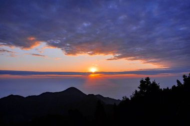 Hengshan Dağı 'nda gün doğumu Bulutlar Denizi ve Dağ Tepeleri Fotoğrafları
