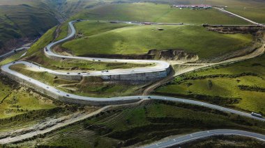 Sersemletici tepelerin ortasında Kangding 'deki Sarmal Dağ Yolu' nun Hava Görüntüsü