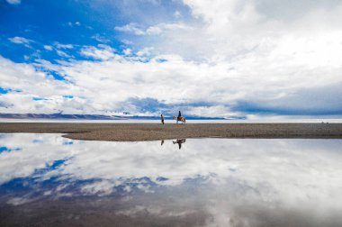 Tibet 'teki Kutsal Namtso Gölü Açık Mavi Gökyüzü