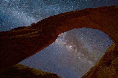 Sersemletici Samanyolu Yıldızlı Gökyüzü Gece Arches Ulusal Parkı 'ndaki Büyük Kemer Kanyonu üzerinde