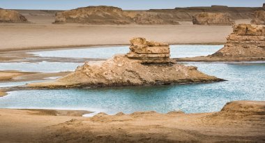 Yardang Kaya oluşumları ve Rocky Gobi kıyı şeridi, Qinghai Gölü 'nün yukarısında Majestic Dağları ile.