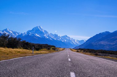 Yeni Zelanda Karlı Dağ Yolu Manzarada Dönüyor
