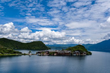Lugu Gölü 'ndeki Muhteşem Lige Adası Yunnan Ulusal Günü Seyahat Fotoğrafçılığı