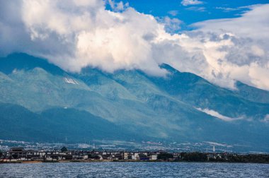 Panoramik Cangshan Dağları ve Erhai Gölü Dali Yunnan Şehrine Bakar