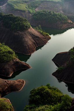 Görkemli Kertenkele Gölü Renkli Danxia 'nın ortasında Gaoyi Ridge Chenzhou Hunan' da