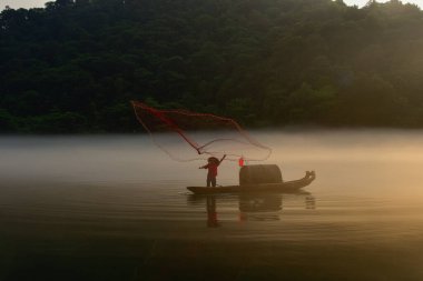 Chenzhou Hunan 'daki Xiao Dongjiang Gölü' ndeki teknelerden ağ atan balıkçılar.