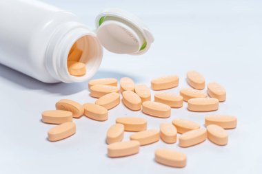Dağınık Eczacılık Hapları Beyaz Yüzeydeki Şişeden Dökülmüş