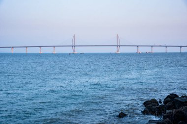 Manzaralı Zhuhai Köprüsü Alacakaranlıkta Mavi Suların Üzerinde
